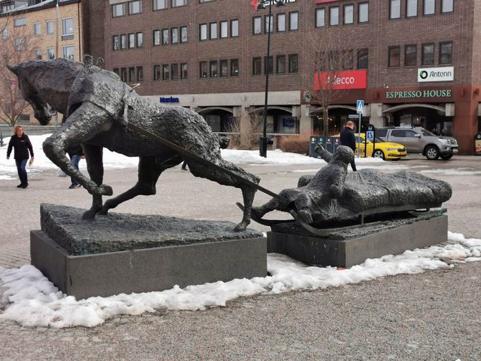 ovik_topp Bronsskulpturen ”Sörkörare” av Asmund Arle.